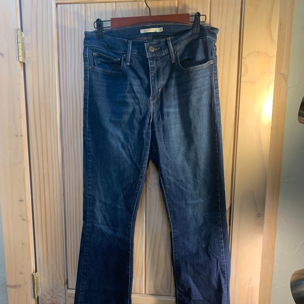 Slimming boot cut Levi's jeans dark wash